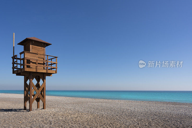 巴伦西亚Sagunto Canet海滩，地中海边蓝天上的海滩瞭望塔